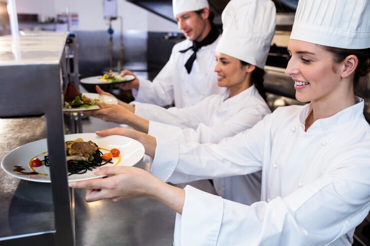 Apprenti accompagné par un professionnel en entreprise