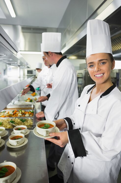 Apprenti dans un environnement professionnel de restauration